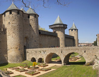 El puente del castillo Condal, torres y muros cortina - Carcasona, Francia