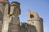 Busto de la Dama Carcas frente a la puerta de Narbona - Carcasona, Francia