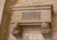 Sepolcro nel chiostro della cattedrale di Girona sopra piedistalli a forma di leoni - Girona, Spagna