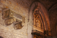 Sepulcro sobre pedestales de corderos y tímpano en el claustro de la Catedral de Girona - Girona, España