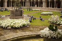 Cortile della cattedrale di Girona circondato da composizioni floreali - Girona, Spagna