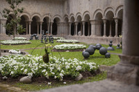 Composizione floreale con fiori pendenti nel cortile della cattedrale di Girona - Girona, Spagna