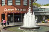 Fontana e facciata del padiglione Oranje Nassau a Keukenhof - Lisse, Paesi Bassi