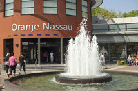 Fuente y fachada del pabellón Oranje Nassau en Keukenhof - Lisse, Países Bajos