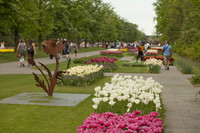 Una escultura y macizos de flores en los caminos de Keukenhof - Lisle, Países Bajos