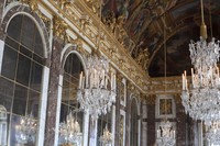 Lustres dans la Galerie des Glaces - Versailles, France