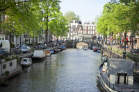 Puente y embarcaciones en el canal Spiegelgracht de Ámsterdam - Ámsterdam, Países Bajos