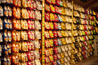 Modelli di zoccoli esposti nella bottega di zoccoli di Zaanse Schans - Zaandam, Paesi Bassi